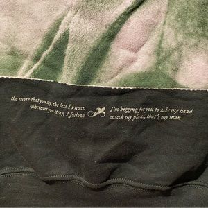 never used Taylor Swift -evermore- green hoodie , it’s a must for Fall/Winter